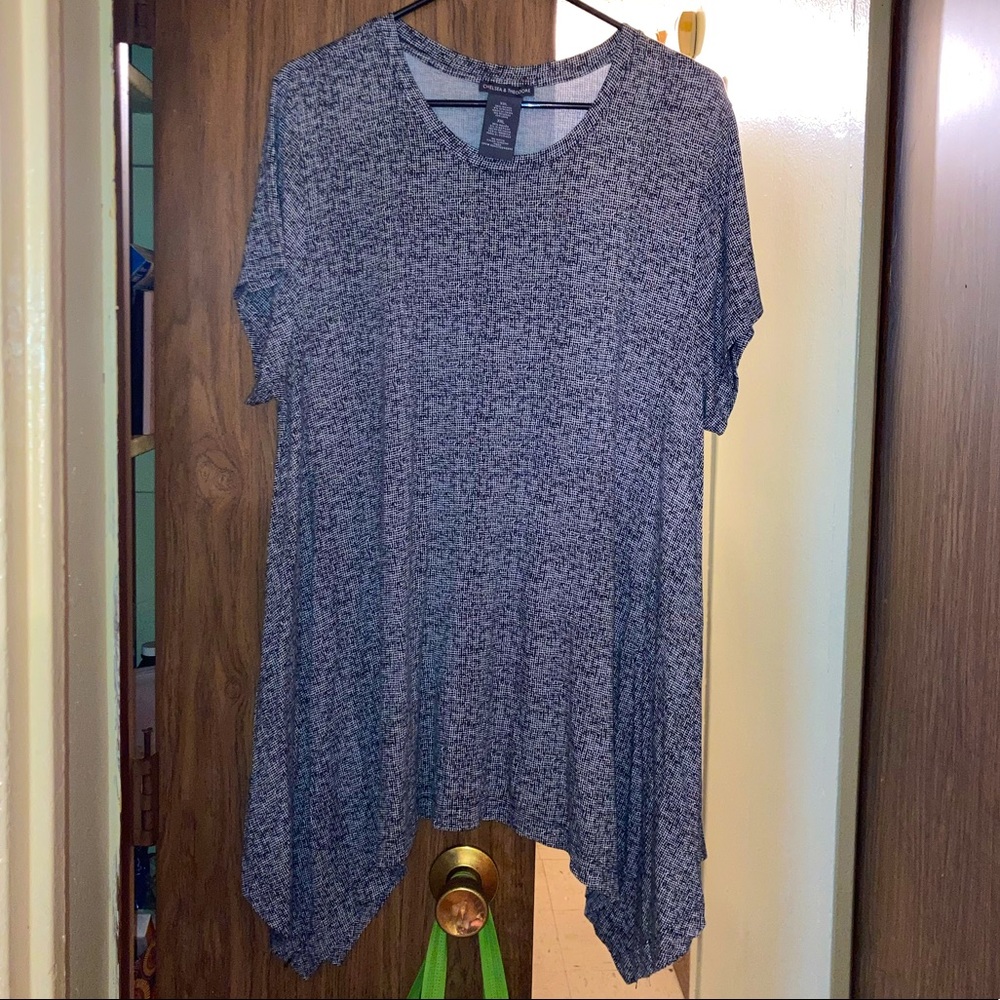 Chelsea & Theodore Black & White Tunic Blouse Size 2XL.